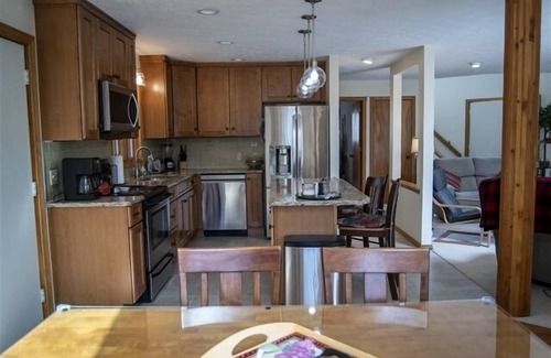 Pocono Pines House | Modern but warm 3 bedroom, 2 bath contemporary home on large wooded lot backing up to golf course. Walk to pool, clubhouse restaurant/bar and tennis courts.