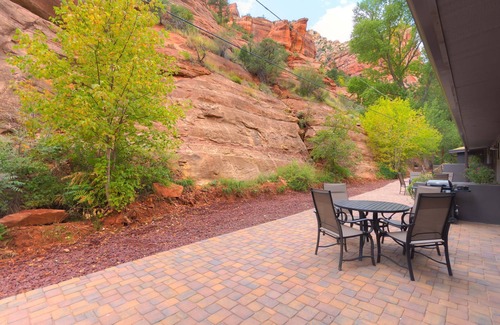 Sedona Cabin | Modern cabin for 4 with views of the red rocks and next to Slide Rock State park