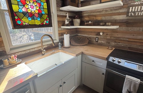 Ortonville Cabin | Modern Cabin in the Woods with WiFi, AC