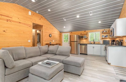 Travelers Rest Cabin | Modern Cabin in the Woods with Hot Tub