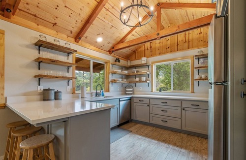 Springville House | Modern Cabin on Private Lake: Gateway to the Sequoias