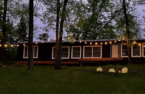 Deer River House | Modern Cabin on Stunning Deer Lake