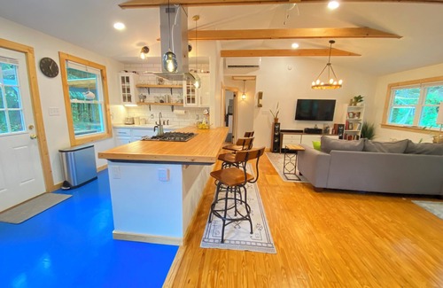 Asheville Cabin | Modern Cabin retreat. A world away but 3 miles from downtown Asheville.