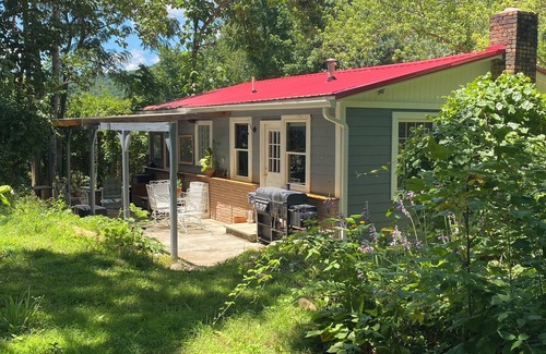 Asheville Cabin | Modern Cabin retreat. A world away but 3 miles from downtown Asheville.