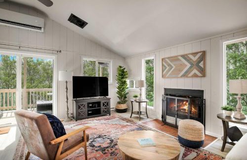 Sleepy Hollow Ski Chalet | Modern Cabin w Hot Tub, Wifi & Huge Deck!