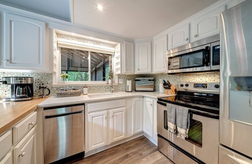 The Woods Cabin | Modern Cabin - w/Hot Tub, Arcade, Fire Pit & Pets + Pool/Pickleball/Gym Access