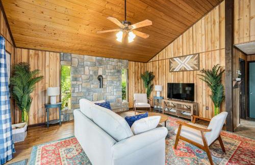 Berkeley Springs Ski Chalet | Modern Cabin w Mountain View Hot Tub & Fire Pit