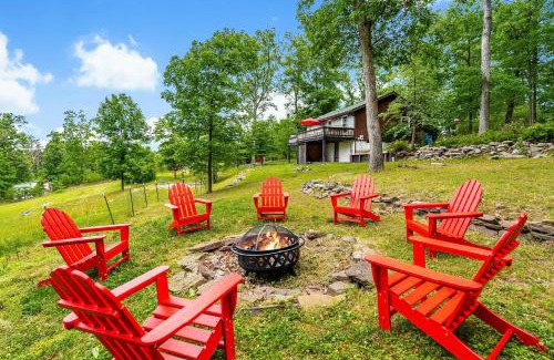 Berkeley Springs Ski Chalet | Modern Cabin w Mountain View Hot Tub & Fire Pit