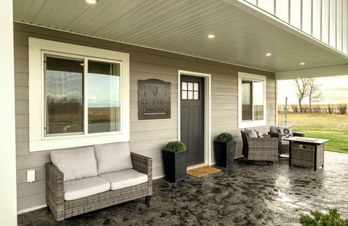 Fort Macleod Cabin | Modern cabin with King Bed, full kitchen and laundry.