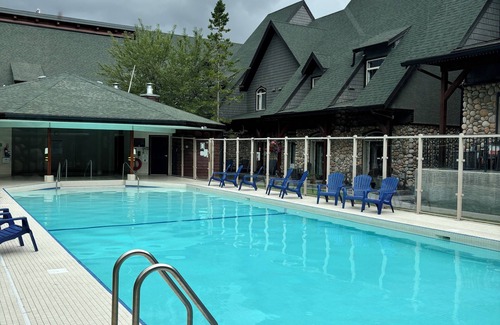 Cougar Creek Ski Chalet | Modern Cabin with Swimming Pool Canmore/Banff