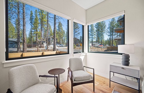 Sunriver Cabin | Modern Caldera Home with A/C, Hot Tub & Outdoor Patio