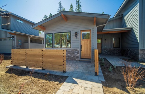Sunriver Cabin | Modern Caldera Home with A/C, Hot Tub & Outdoor Patio