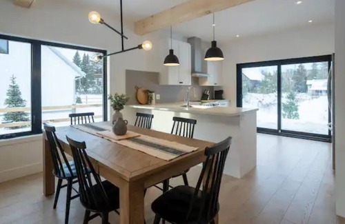 Arundel Cabin | Modern Canadian farmhouse across from golf course
