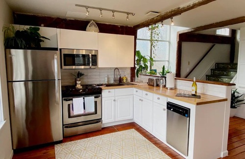 Flemington Cottage | Modern carriage house, renovated w beautiful views - Sleeps 6
