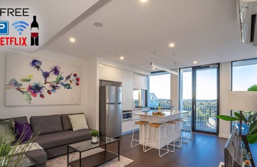 Spring Hill Apartment | Modern Central 2 Bed Carpark Wifi Netflix Pool Gym