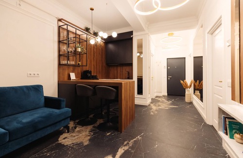 Baia Mare Apartment | Modern¢ral apartment with a gorgeous bathtub inside one of the two bedrooms.