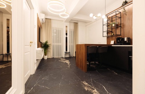 Baia Mare Apartment | Modern¢ral apartment with a gorgeous bathtub inside one of the two bedrooms.