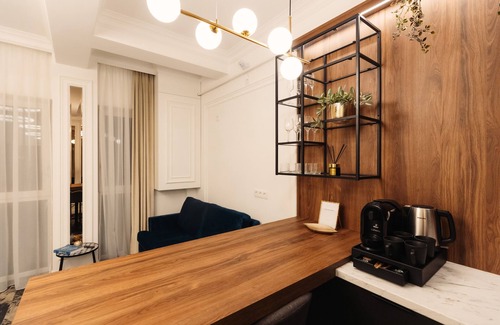 Baia Mare Apartment | Modern¢ral apartment with a gorgeous bathtub inside one of the two bedrooms.