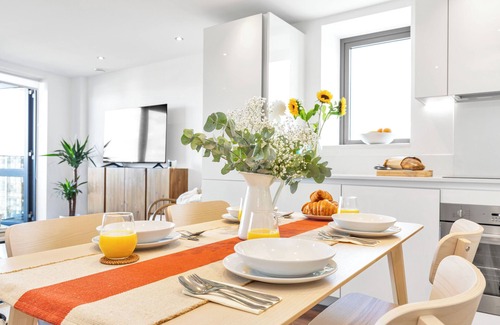 East Walworth Apartment | Modern Central Luxe Apt with Balcony and Views/10 mins from Tower Bridge!