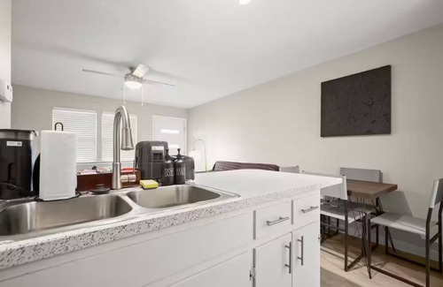 Allandale Apartment | Modern & Central~XLstudio~5 min to Domain~F1 ready