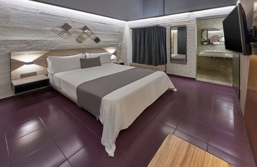 Historic Center Hotel | Modern Centro Suite – Walk to Zócalo, Museums, Great Food & Historic Sights!