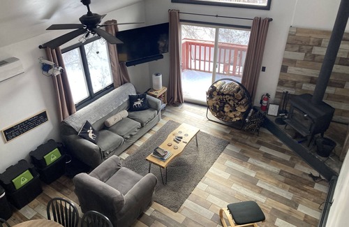 Bessemer Ski Chalet | Modern Chalet -AC, hot tub, sauna + pets welcome
