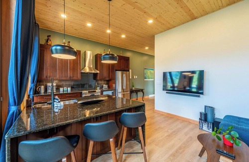 Golden Cabin | Modern Chalet in Golden with Hot Tub and AC