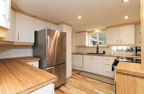 Orford Villa | Modern Chalet + Nature + Family & Pet Friendly + Workspace + WiFi