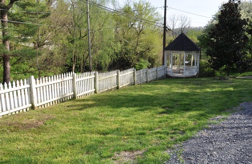 Knoxville Apartment | Modern Chalet near Historic Harpers Ferry!