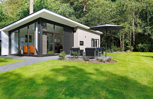Markelo Ski Chalet | Modern chalet next to the forest
