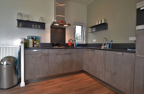 Municipality of Rhenen Cottage | Modern chalet with covered terrace in nature