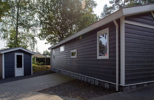Municipality of Rhenen Cottage | Modern chalet with covered terrace in nature