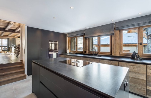 Le Raffort Ski Chalet | Modern Chalet with Jacuzzi and Mountain Views in Charming Savoyard Village