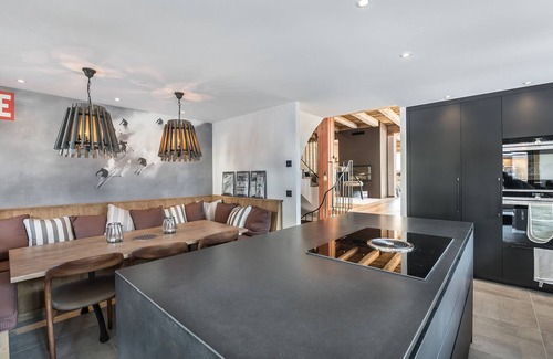 Le Raffort Ski Chalet | Modern Chalet with Jacuzzi and Mountain Views in Charming Savoyard Village