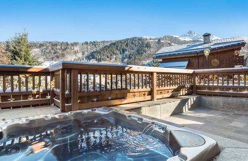Le Raffort Ski Chalet | Modern Chalet with Jacuzzi and Mountain Views in Charming Savoyard Village