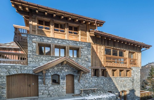 Le Raffort Ski Chalet | Modern Chalet with Jacuzzi and Mountain Views in Charming Savoyard Village