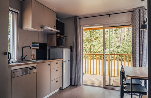 Vessem Ski Chalet | Modern chalet with luxury bathroom and screened porch