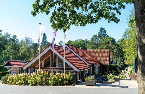 Bosgebied Hoenderloo House | Modern chalet with AC, located at a playground