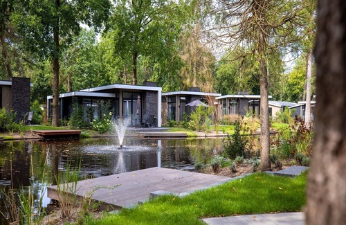 Bosgebied Hoenderloo House | Modern chalet with AC, located at a playground