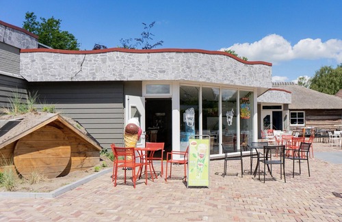 Kaatsheuvel Ski Chalet | Modern chalet with dishwasher, near the Efteling