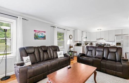 Greensboro House | Modern Charm & Garden View
