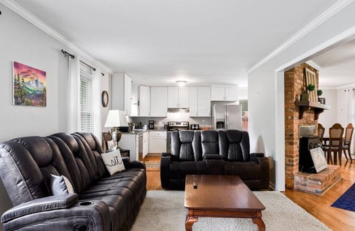 Greensboro House | Modern Charm & Garden View