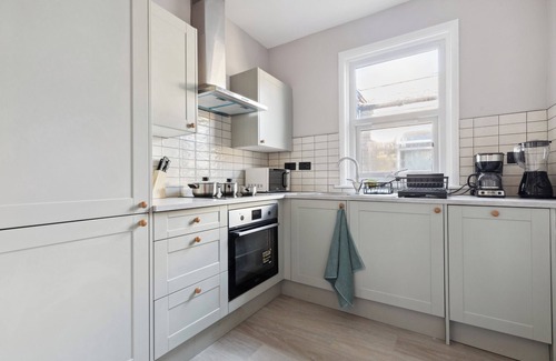 Lea Bridge Apartment | Modern & Charming Cottage Flat | Parking, Garden, Short walk to train, Eateries