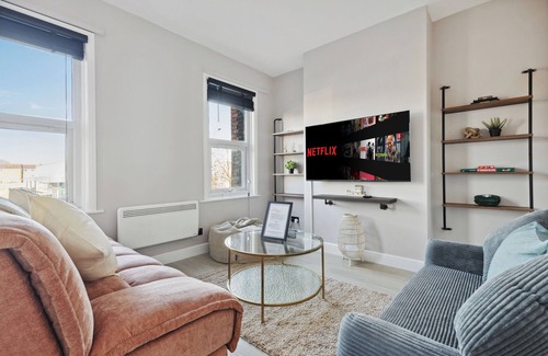 Lea Bridge Apartment | Modern & Charming Cottage Flat | Parking, Garden, Short walk to train, Eateries