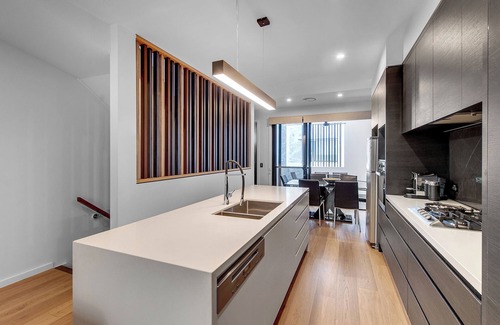 Bulimba Apartment | Modern, chic 3BR townhouse in luxury complex, top location, free wifi