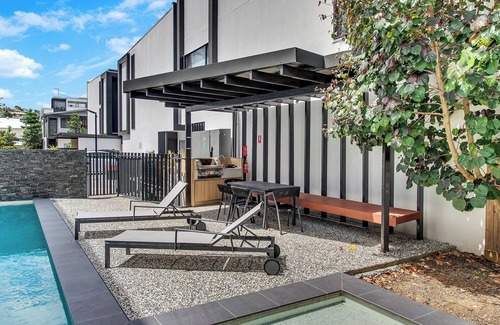 Bulimba Apartment | Modern, chic 3BR townhouse in luxury complex, top location, free wifi