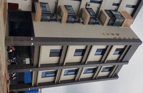 Hengchun Apartment | MODERN CHIC NEW APARTMENT close to great food, beach, A/C, balcony views, wi/fi.