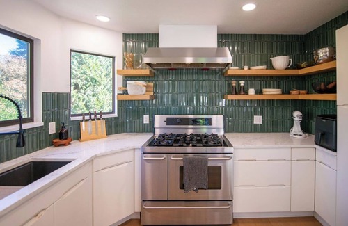 West Sechelt House | Modern Coastal Retreat | 1 Block To The Ocean