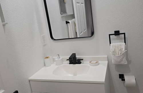 Lantana Apartment | Modern Coastal Studio 5 Mins to the BeachnPeaceful getaway near the coast!