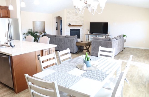 Hesperia House | Modern Comfort, Home Feel-Escape to our hidden gem in Hesperia!